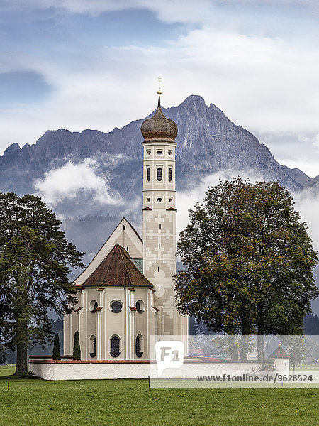 Deutschland  Bayern  Blick auf die Kolomanskirche vor dem Tannheimer Gebirge