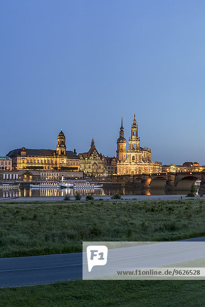 Deutschland  Sachsen  Dresden  beleuchtete Altstadt mit der Elbe im Vordergrund bei Nacht