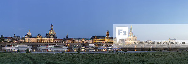 Deutschland  Sachsen  Dresden  Panorama der beleuchteten Altstadt mit der Elbe im Vordergrund bei Nacht