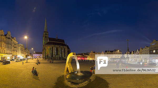 Tschechien  Region Pilsen  Pilsen  Hauptplatz mit gotischer St. Bartholomäus-Kathedrale und Brunnen am Abend