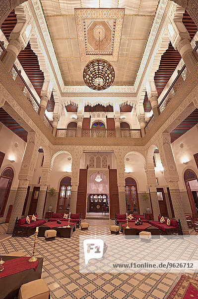 Marokko  Fes  Hotel Riad Fes  beleuchtete Eingangshalle