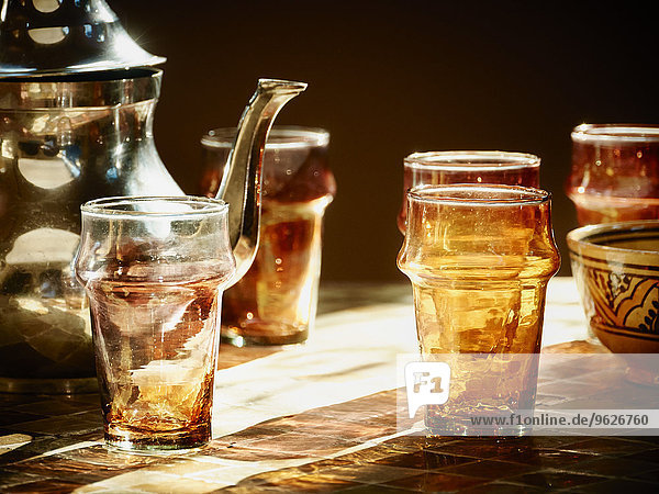 Marokko  Casablanca  Teekanne und Teegläser im Teehaus