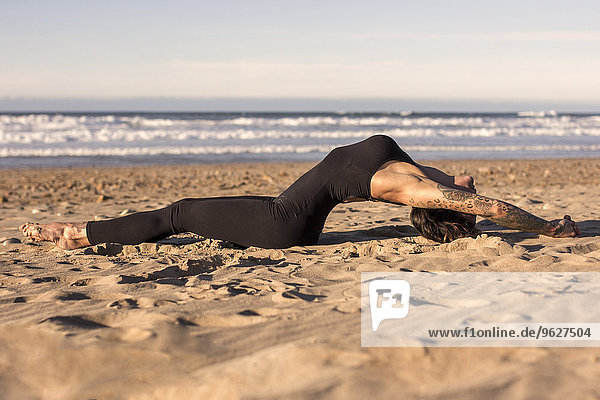 Spanien  Asturien  Aviles  Frau beim Yoga am Strand