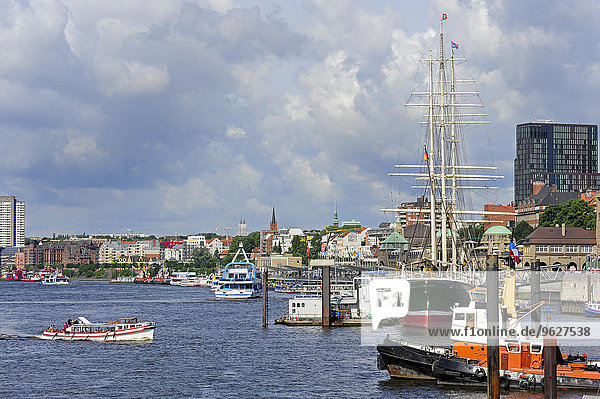 Deutschland  Hamburg  St. Pauli  Schiffe auf der Elbe