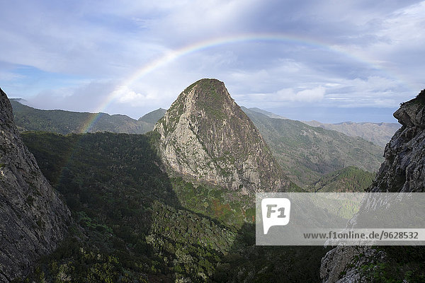 Spanien  Kanarische Inseln  La Gomera  Nationalpark Garajonay  Regenbogen über dem Roque de Ojila