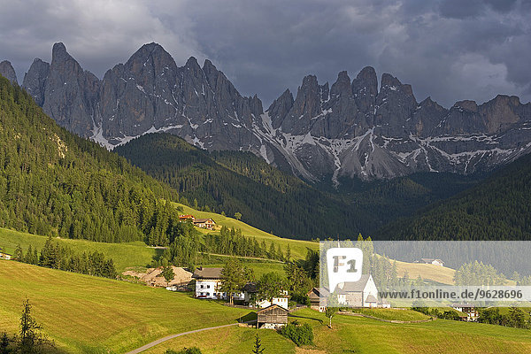 Italien  Südtirol  Vilnoesstal  Blick auf die Kirche St. Magdalena  Sass Rigais und Geislergruppe im Hintergrund