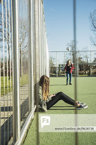 Zwei junge Mädchen auf dem Sportplatz