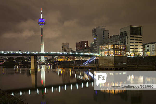 Deutschland  Düsseldorf  Medienhafen bei Nacht