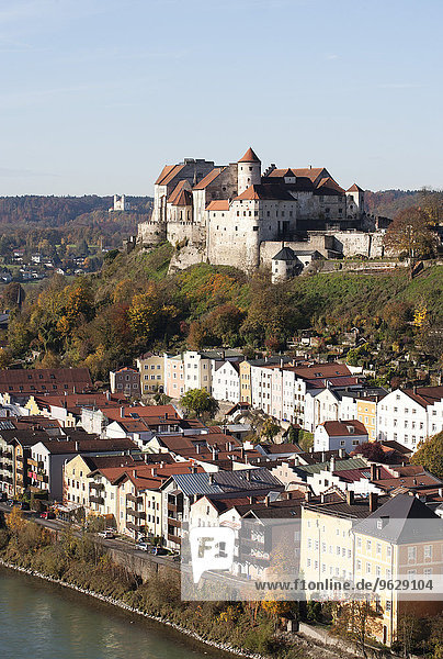 Deutschland  Bayern  Burghausen  Stadtbild mit Schloss