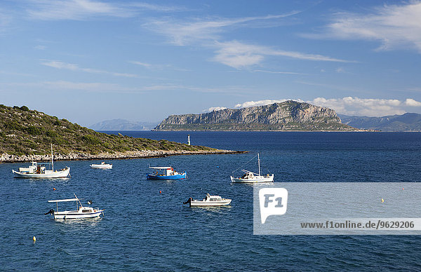 Griechenland  Monemvasia  Boote auf dem Meer und Felsen von Monemvasia