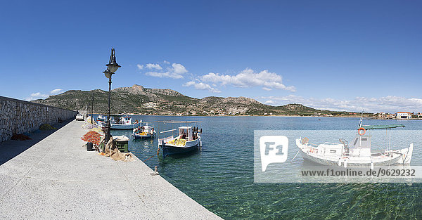 Griechenland  Plitra  Fischerboote im Hafen