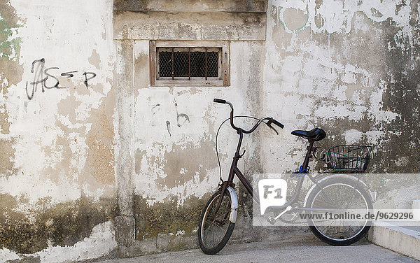 Fahrrad an der alten Hauswand