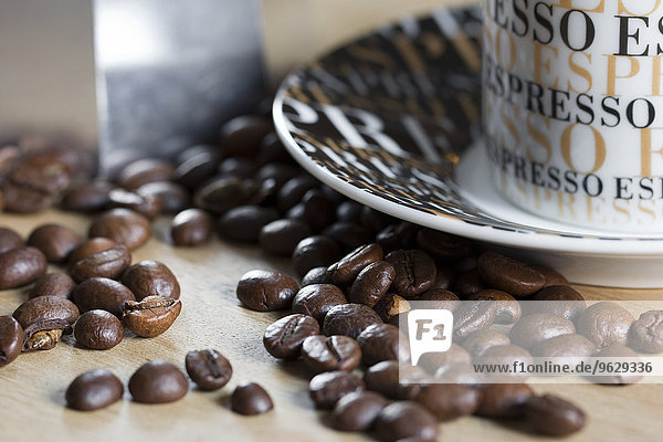 Kaffeebohnen und Espressotasse