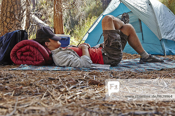 Junge männliche Camper ruhen im Wald  Los Angeles  Kalifornien  USA