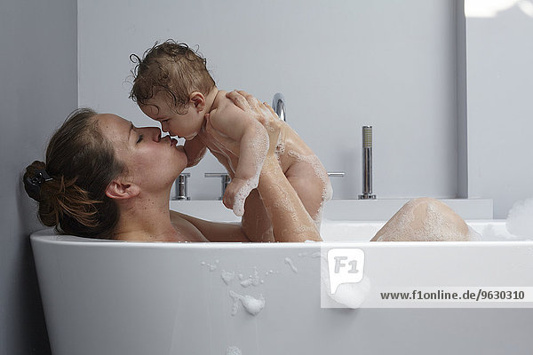 Mutter und kleines Mädchen in der Badewanne
