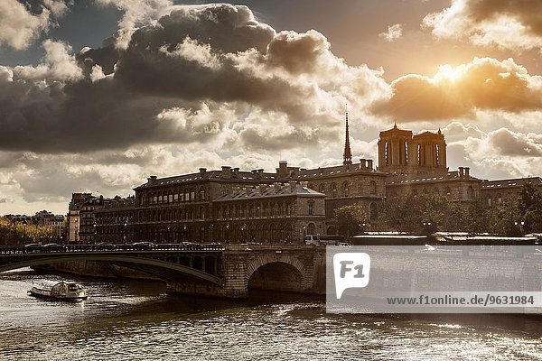 Blick auf Seine und Flussboot  Paris  Frankreich