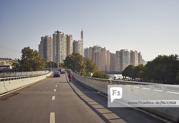 Stadtsilhouette und Autobahn  Changsha  Hunan  China