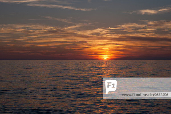 Sonnenuntergang und Meer  Oristano  Sardinien  Italien