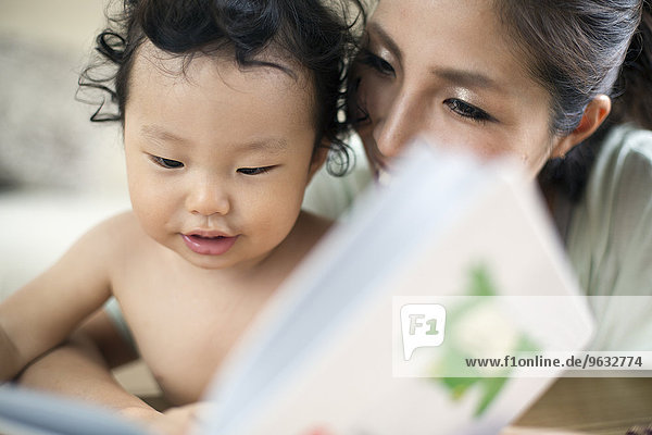 Junge - Person Mutter - Mensch Baby vorlesen