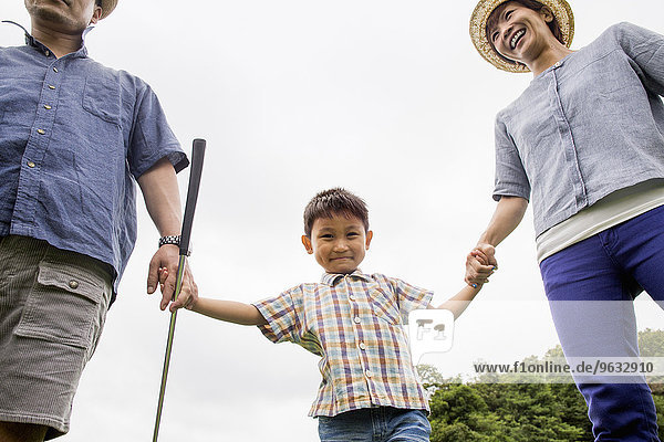 Junge - Person Menschliche Eltern halten 2 Golfsport Golf Kurs