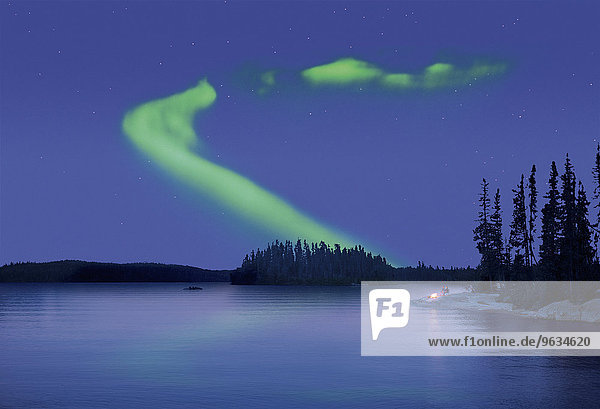 Wasserrand Mensch zwei Personen Menschen Nacht Ruhe Himmel über See Feuer 2 Polarlicht Aurora