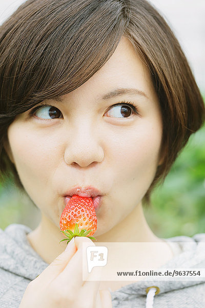 Frau Erdbeere jung essen essend isst japanisch