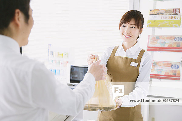 Frau arbeiten Laden jung Zweckmäßigkeit japanisch