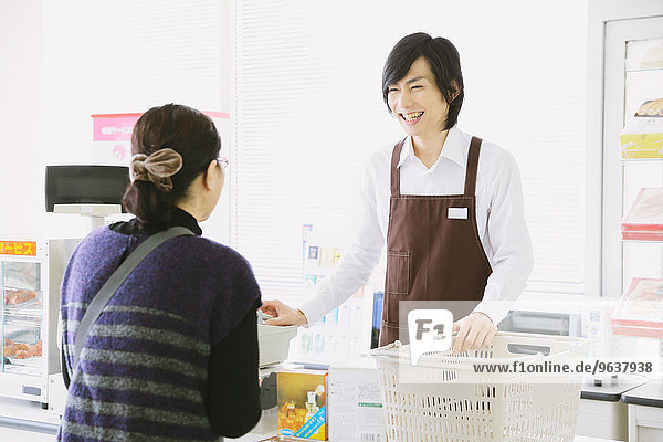 Mann arbeiten Laden jung Zweckmäßigkeit japanisch