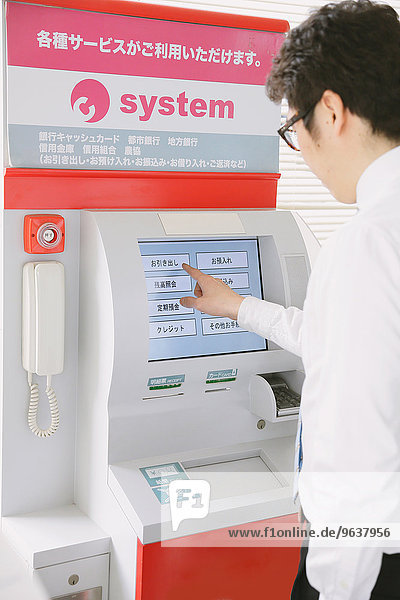 Japaner mit ATM in einem Supermarkt