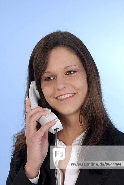 Junge Frau beim telefonieren