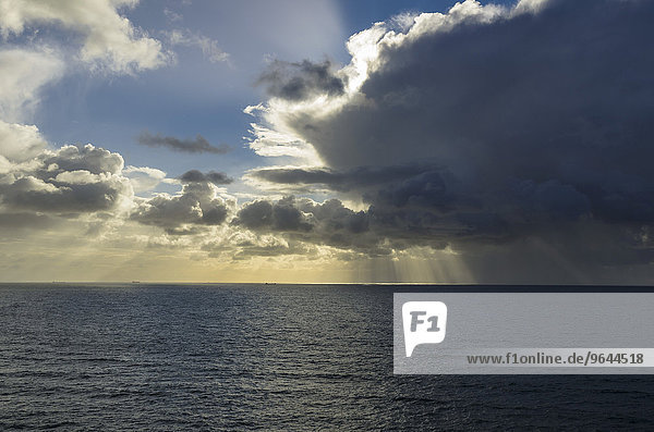 Sonnenstrahlen scheinen durch Wolkendecke aufs Meer  Schlechtwetterfront zieht auf  Nordsee  Helgoland  Schleswig-Holstein  Deutschland  Europa