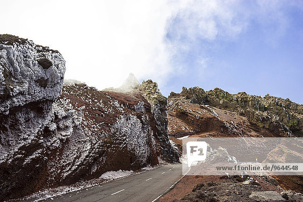 Straße zum Roque de los Muchachos  vereiste Vulkanfelsen  Nebel  La Palma  Kanarische Inseln  Spanien  Europa