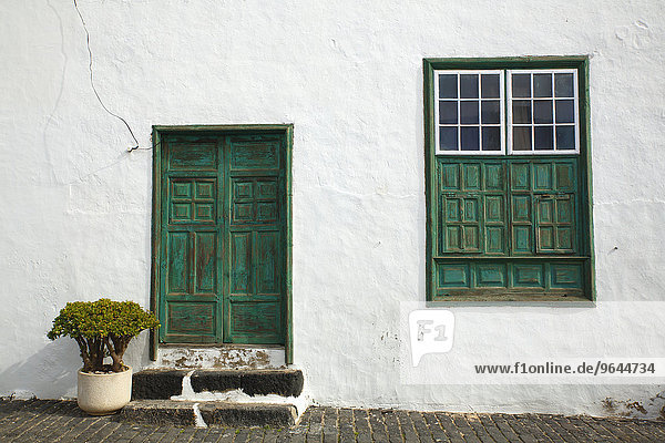 Typisches altes weißes Haus  Teguise  Lanzarote  Kanarische Inseln  Spanien  Europa