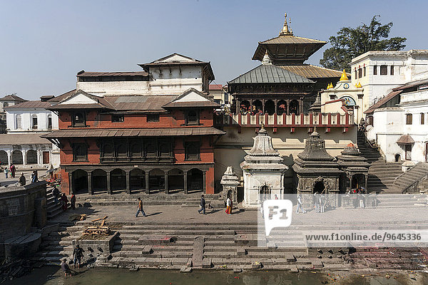 Pashupathinath-Tempel  davor Ghat für königliche Kremationen  am Fluss Bagmati  Pashupatinath  Kathmandu  UNESCO Weltkulturerbe  Nepal  Asien