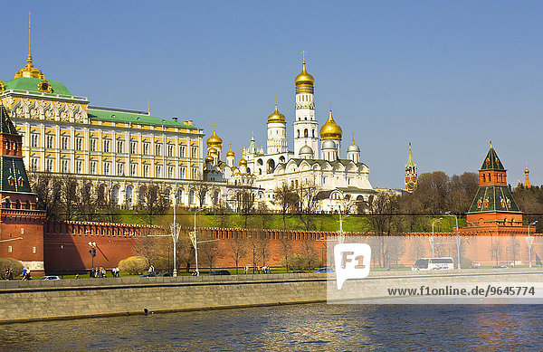 Großer Kremlpalast und Erzengel-Michael-Kathedrale mit dem Glockenturm von Iwan dem Großen,  Moskauer Kreml,  Moskau,  Russland,  Europa