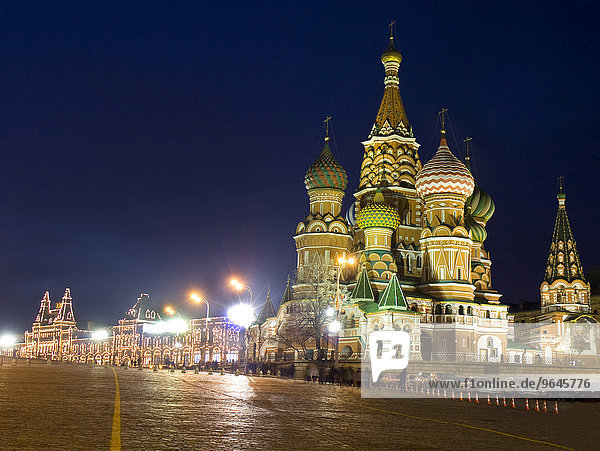 Basilius-Kathedrale auf dem Roten Platz bei Nacht  Moskau  Russland  Europa