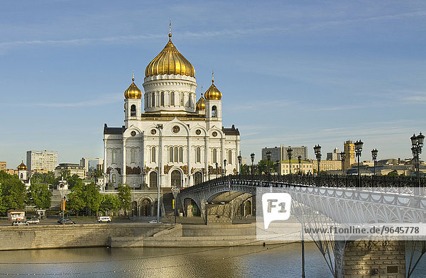 Christ-Erlöser-Kathedrale und Patriarshy-Brücke über den Fluss Moskwa  Moskau  Russland  Europa