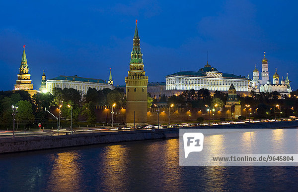 Moskauer Kreml mit Palast und Kathedralen am Fluss Moskwa bei Nacht  Moskau  Russland  Europa