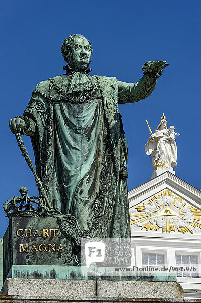 Denkmal für König Maximilian Joseph I. von Bayern  Westfassade  Dom St. Stephan  Passau  Niederbayern  Bayern  Deutschland  Europa