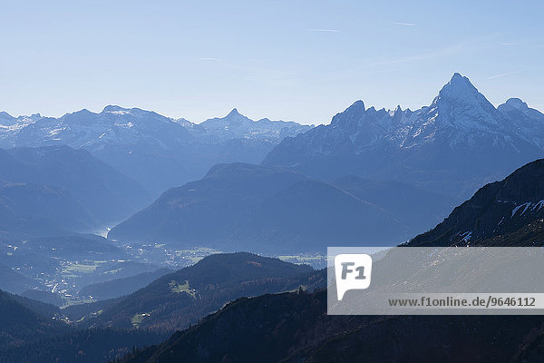 Talkessel von Berchtesgaden  dahinter Steinernes Meer mit Schönfeldspitze und Watzmann  Bayern  Deutschland  Europa