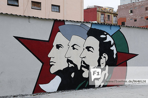 'Wandmalerei ''Todo por la Revolución'' mit Nationalhelden Julio Antonio Mella  Camilo Cienfuegos und Che Guevara  Habana Vieja  Havanna  Ciudad de La Habana  Kuba  Nordamerika'