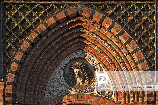 Christusrelief über dem Seiteneingang der neugotischen Sankt Paulskirche  gebaut 1863-1869  Schwerin  Mecklenburg-Vorpommern  Deutschland  Europa