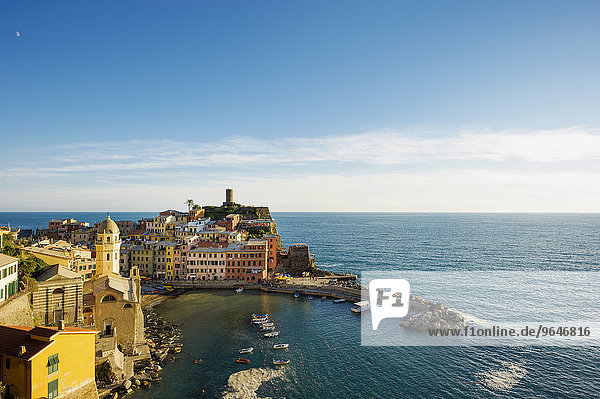 Bunte Häuser am Meer  Vernazza  Cinque Terre  UNESCO Welterbe  Provinz La Spezia  Ligurien  Italien  Europa