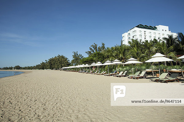 Strand mit Strandliegen des Saigon Ninh Chu Resort am Strand von Phan Rang  Ninh Thuan  Vietnam  Asien