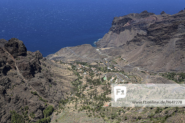Ausblick vom Mirador auf Taguluche  Barranco de Taguluche und Roque de Mona  Arure  La Gomera  Kanarische Inseln  Spanien  Europa