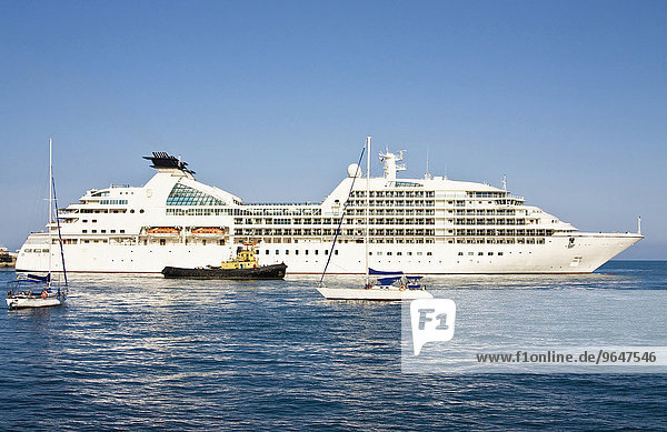 Kreuzfahrtschiff und Yachten  Schwarzes Meer  Jalta  Krim  Russland  Europa