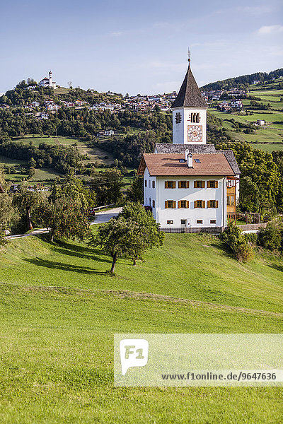 Kirche von Tagusens  bei Kastelruth  Schlerngebiet  Ferienregion Seiser Alm  hinten das Grödental und das Dorf Lajen  Südtirol  Trentino-Südtirol  Italien  Europa