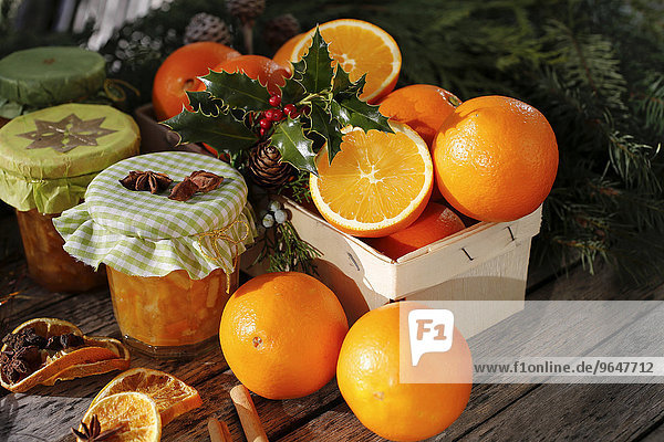 Stillleben mit Orangen  Orangenmarmelade  Stechpalme  Sternanis