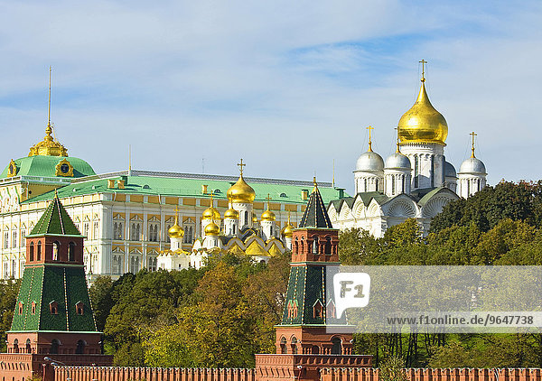 Türme des Moskauer Kreml  Großer Kremlpalast  Erzengel-Michael-Kathedrale und Mariä-Verkündigungs-Kathedrale  Moskau  Russland  Europa