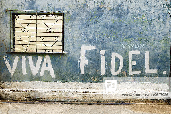 Schriftzug Viva Fidel  Altstadt  La Habana Vieja  Havanna  Ciudad de La Habana  Kuba  Nordamerika
